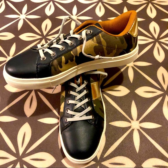 Camoflauge sneakers - Picture 1 of 3